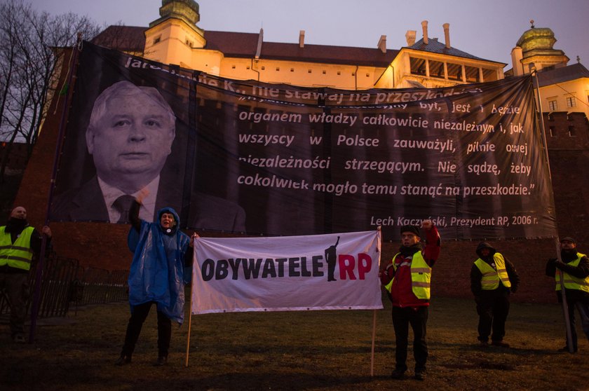 Prezes PIS przyjechał na Wawel na grób brata