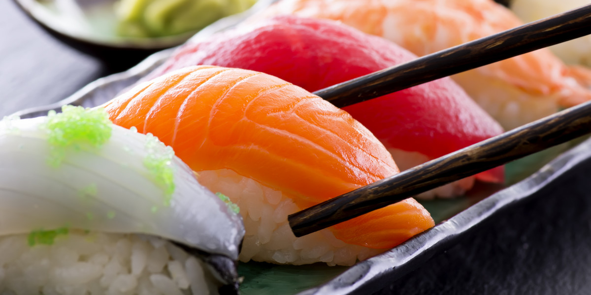 Warto pamiętać o tych zasadach, zamawiając zestaw sushi