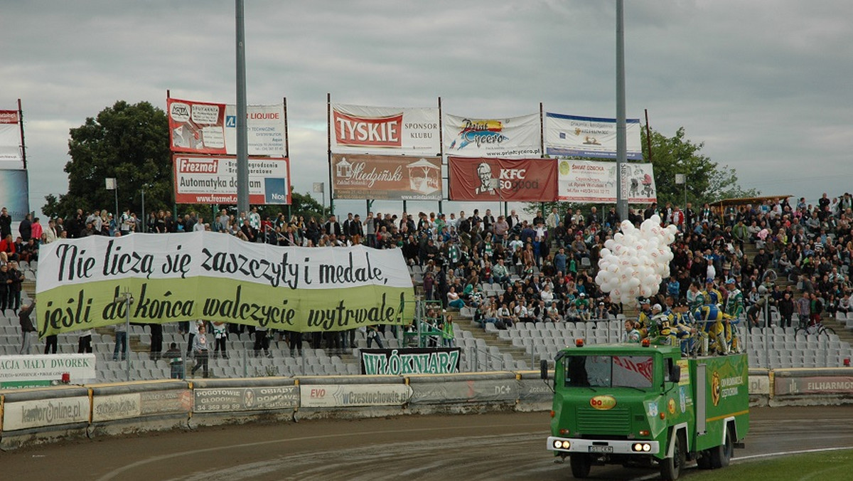 Ponad 15 żużlowych trofeów i gadżetów będzie można zlicytować w ramach kampanii społecznej „Rak. To się leczy!”, do której włączyli się żużlowcy Enea Ekstraligi. Cały dochód przeznaczony zostanie na potrzeby młodych pacjentów z oddziałów onkologicznych.