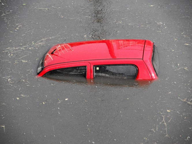 Zatopiony odcinek Trasy Armii Krajowej na wysokości ulicy Adama Mickiewicza.