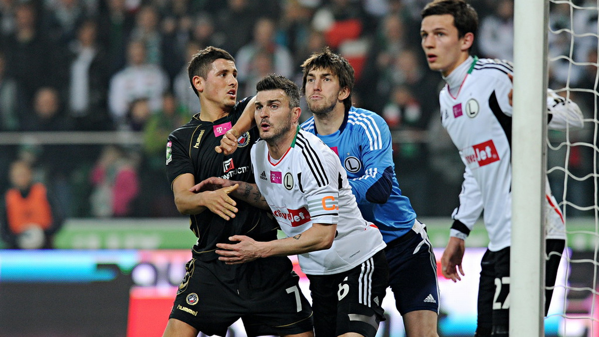 W obecnym sezonie ekstraklasy nie zobaczymy meczów ŁKS-u z Widzewem i Wisły z Cracovią. Rok wcześniej wykruszyły się derby Trójmiasta. - Tak źle chyba jeszcze nie było - mówi Stanisław Kralczyński, były piłkarz Polonii Warszawa, który mały włos, a też miałby derbowe pojedynki z głowy.