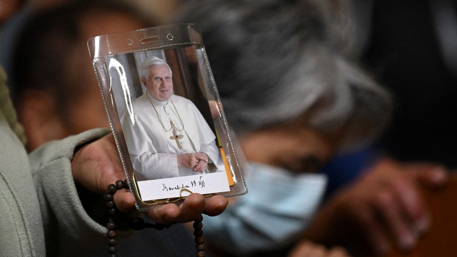 Wierni ze zdjęciem Benedykta XVI 