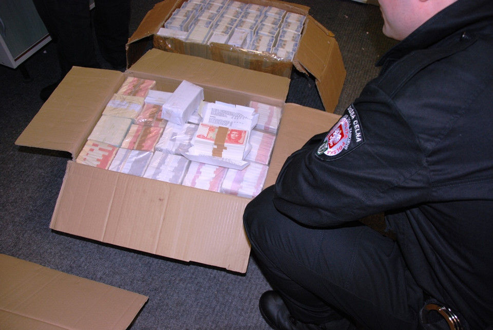 140  kilogramów… banknotów w przesyłce kurierskiej, Fot. Służba Celna