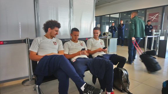 Miloš Veljković, Nikola Maksimović i Mijat Gaćinović na aerodromu 