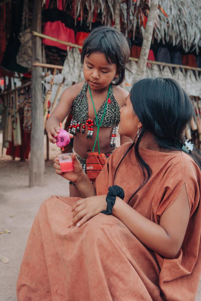 Mama bawiąca się z córką. Chanchamayo Peru