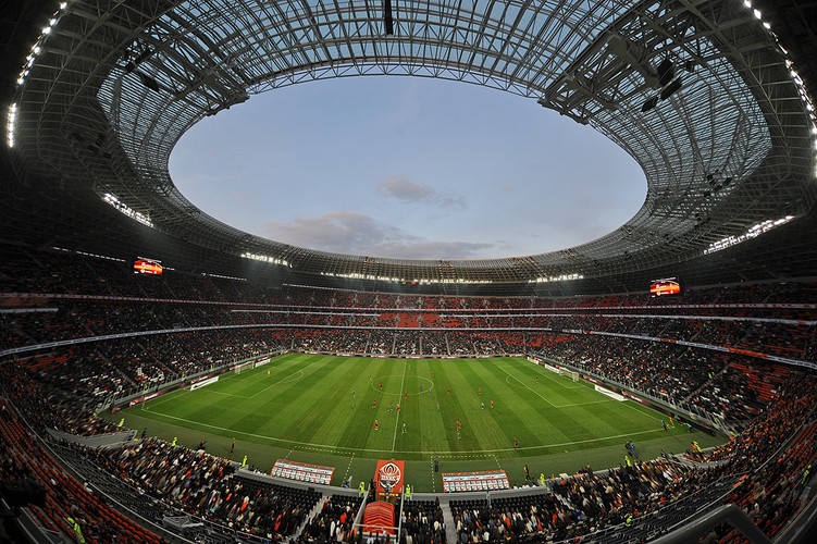 <b>Stadion Donbas Arena </b><br/>  – to jeden z największych i najbardziej nowoczesnych stadionów w Europie i na świecie. Rozegrane zostaną na nim 3 mecze grupowe, ćwierćfinał i półfinał. - 11 czerwca: Francja z Anglią - 15 czerwca: Francja z Ukrainą  - 19 czerwca: Anglia z Ukrainą  - 23 czerwca: ćwierćfinał  - 27 czerwca: półfinał