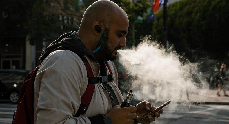 First Death in a Spate of Vaping Sicknesses Reported by Health Officials