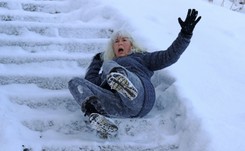 Ekspert: Podczas zimowych poślizgnięć często doznajemy urazów barku i rąk