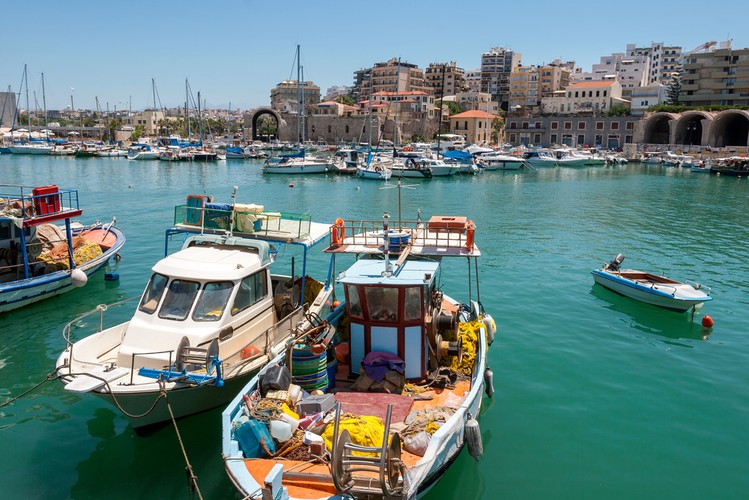 Heraklion – pobyt na Krecie w okolicach Heraklionu to 5 najchętniej wybierane w tym roku przez polskich turystów miejsce. Kwota jaką trzeba przeznaczyć na tygodniowe wakacje w Heraklionie to wydatek rzędu 2447 złotych.