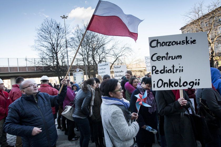 Protest pracowników chorzowskiej pediatrii przed urzędem miasta