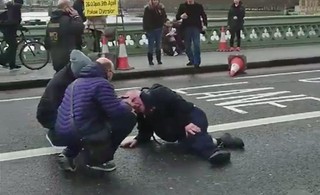 Policja: Cztery osoby zginęły, a 20 zostało rannych w ataku koło gmachu brytyjskiego parlamentu [WIDEO]