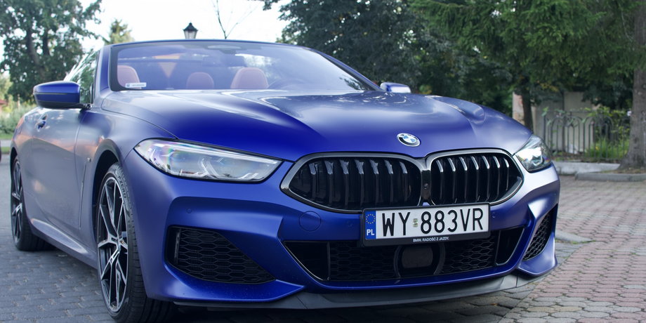 BMW M850i cabrio zapewnia walory eleganckiej limuzyny, dynamikę jazdy oraz przyjemność z podróżowania bez dachu. 