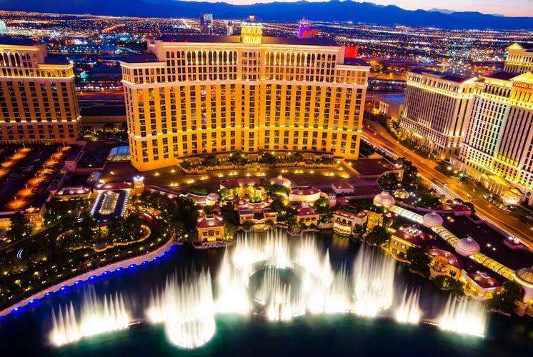 Bellagio - superluksusowy hotel i kasyno, położony przy ulicy Las Vegas Strip w Paradise, w stanie Nevada. Inspirowany otoczeniem jeziora Como we włoskim mieście Bellagio, hotel znany jest ze swojej elegancji. Do głównych atrakcji kompleksu należy 3.2–hektarowe, ulokowane pomiędzy budynkiem Bellagio, a Las Vegas Strip, sztuczne jezioro, w którym znajdują się słynne Fountains of Bellagio, czyli ogromne fontanny synchronizowane z muzyką. Na przestrzeni lat stały się one jednym z najbardziej rozpoznawalnych symboli Las Vegas.