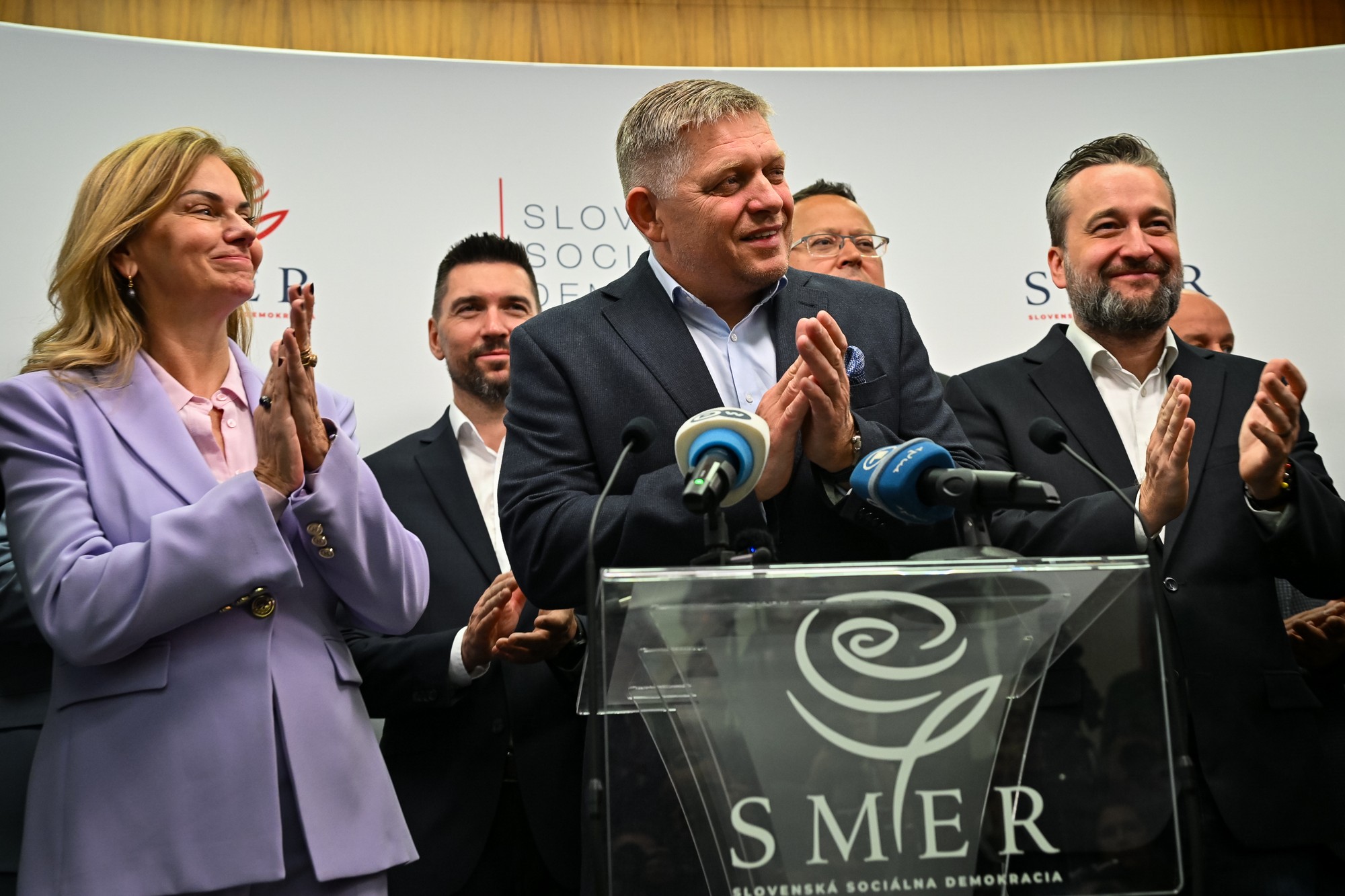 Uprostred predseda strany SMER-SD Robert Fico počas tlačovej konferencie v Bratislave.