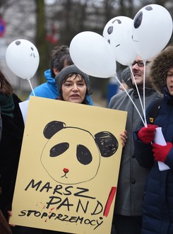 Znane kobiety protestowały przed Sejmem. Wszystkie z podbitym okiem. ZDJĘCIA