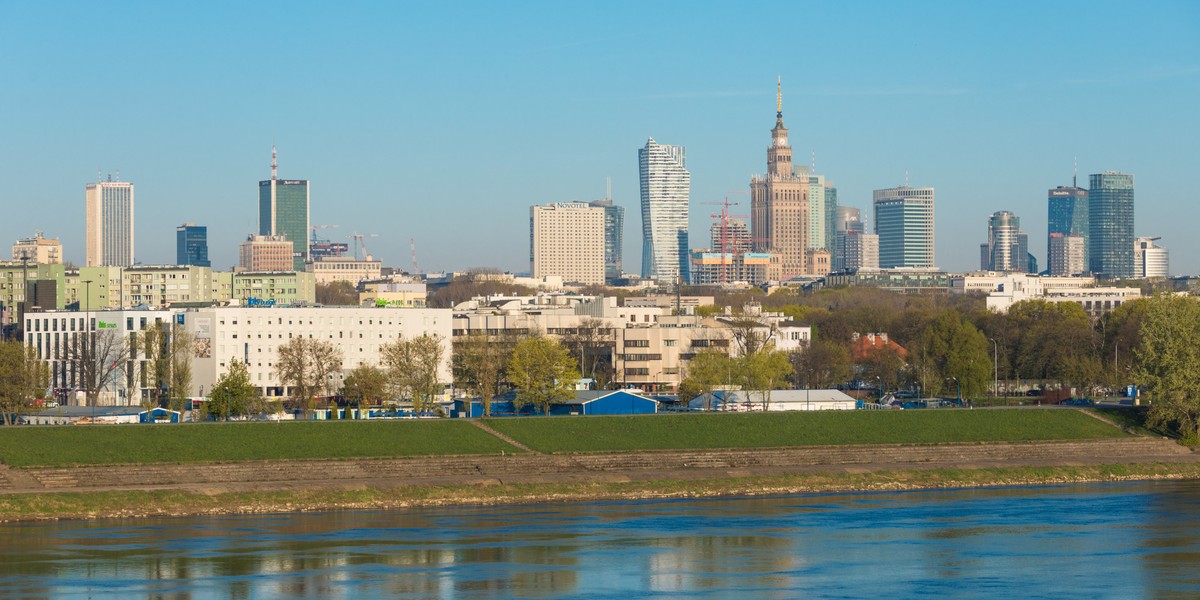 W obliczu stanu epidemii, prezydent Warszawy Rafał Trzaskowski zdecydował o wstrzymaniu wysyłki decyzji o wysokości podatku od nieruchomości na 2020 r. Oznacza to, że dopóki właściciel nieruchomości nie otrzyma decyzji, nie będzie musiał uiszczać podatku.