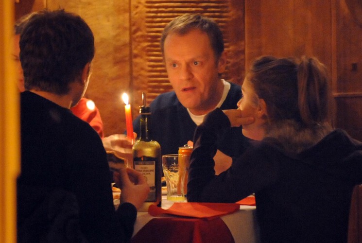 Premier z uwagą słuchał co mówi jego syn Michał