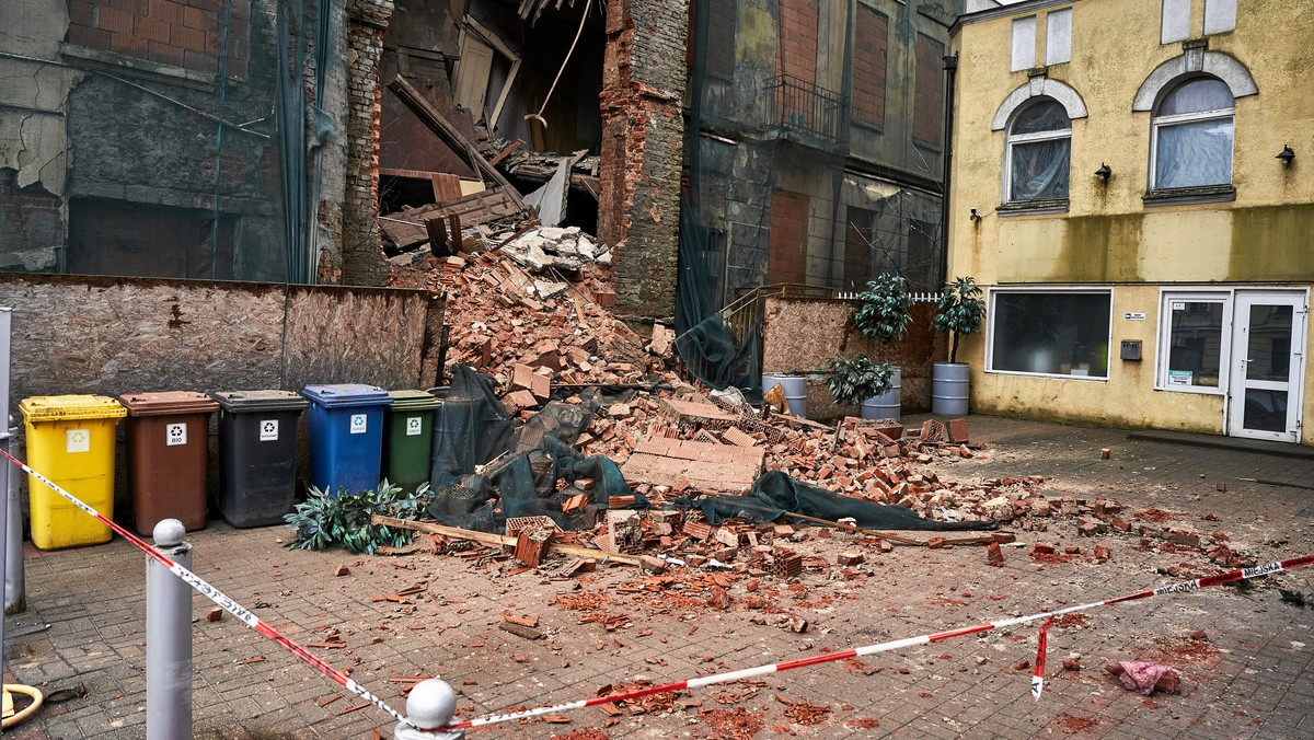 Zawaliła się część kamienicy w centrum Łodzi. W akcji uczestniczyły psy ratownicze