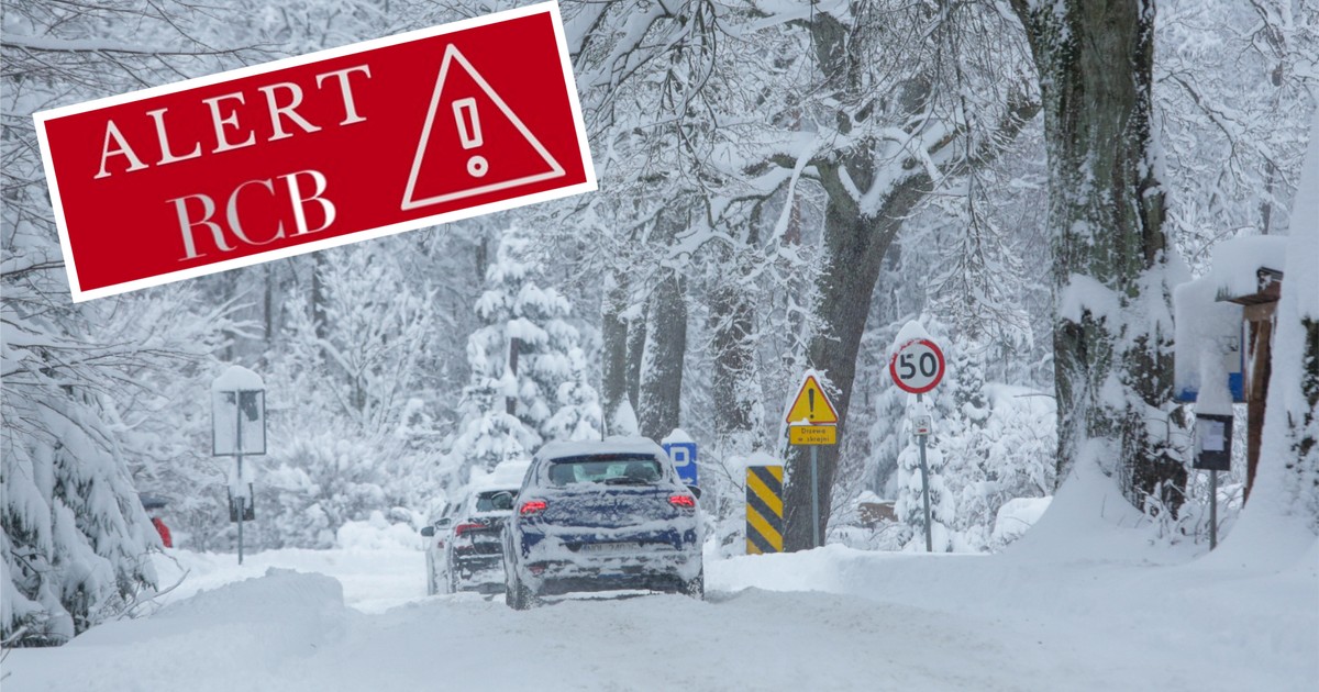 Mróz i śnieżyce nie odpuszczają. Opady śniegu lokalnie mogą wynieść aż 60 cm. RCB podnosi alarm!