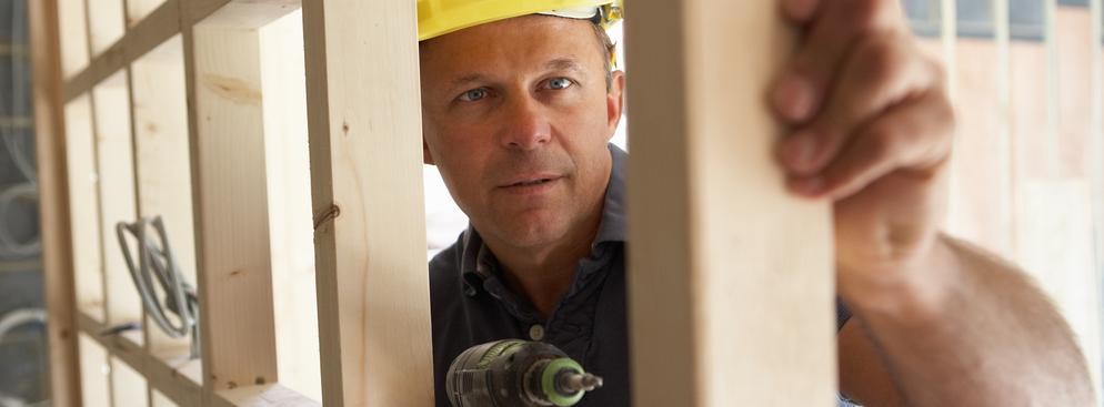 <strong>5) Jak ustalane są limity cenowe w MdM?</strong><br /><br />

Do wyznaczenia limitu wykorzystywane są tzw. wskaźniki przeliczeniowe kosztu odtworzenia 1 mkw. powierzchni użytkowej budynków mieszkalnych w danej gminie, publikowane przez wojewodów. Do obliczeń brana jest średnia arytmetyczna z dwóch ostatnich odczytów wskaźnika (zmienia się on co pół roku), którą powiększa się o 10 proc. i to jest właśnie limit cenowy w MdM.<br /><br />

Na obszarze danego województwa są trzy limity cenowe:
- dla miasta będącego siedzibą wojewody i/lub sejmiku samorządowego;
- dla gmin sąsiadujących z tymi miastami;
- dla pozostałych obszarów danego województwa.<br /><br />

W gminach bezpośrednio sąsiadujących z miastami wojewódzkimi pod uwagę brana jest średnia arytmetyczna z limitu dla stolicy województwa i reszty województwa. Z zastrzeżeniem jednak, że wskaźnik ten nie może być wyższy o więcej niż 20 procent od limitu w pozostałych gminach.<br /><br />