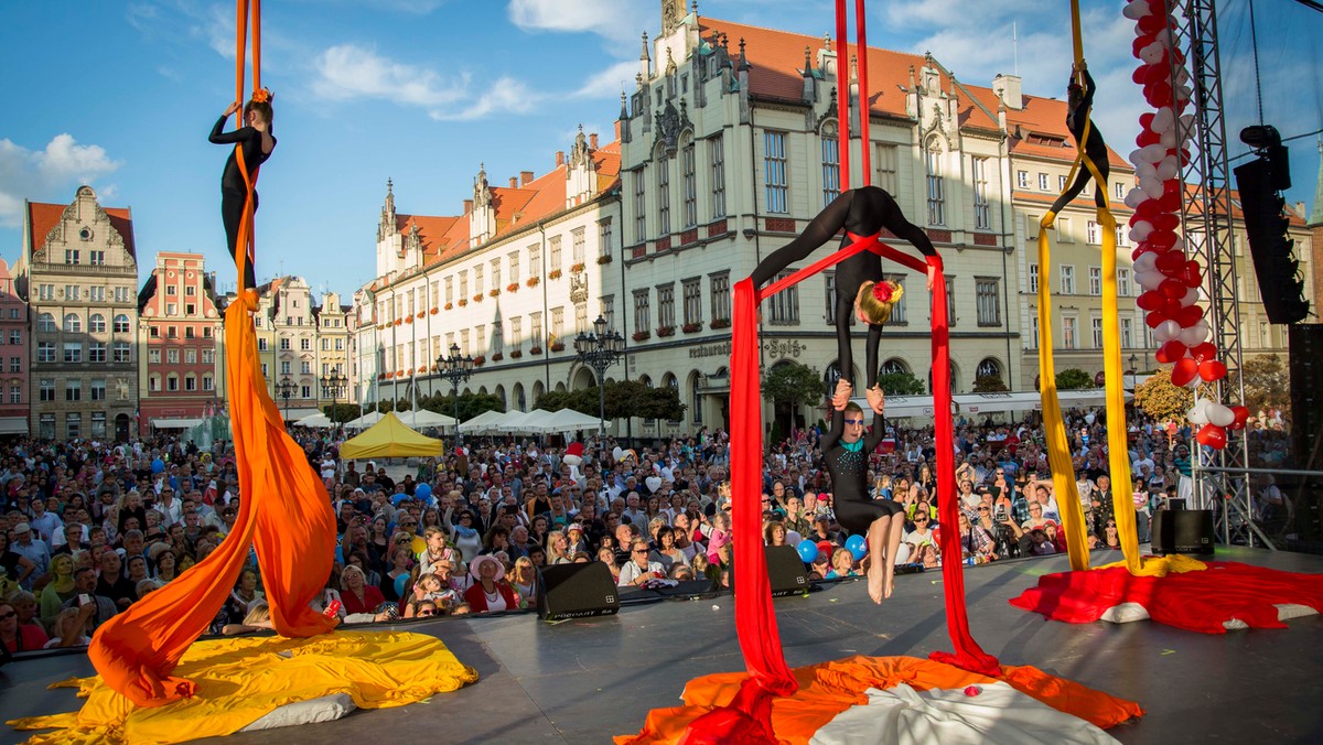 Już jutro ulicami Wrocławia przejdzie Korowód Nadziei, barwna parada, która ma pokazać dzieciom chorym na raka, że w trudnych chwilach mogą liczyć na pomoc innych. Osoby, które przyłączą się do marszu utworzą na Rynku 60-metrowe serce, specjalnie dla małych pacjentów.