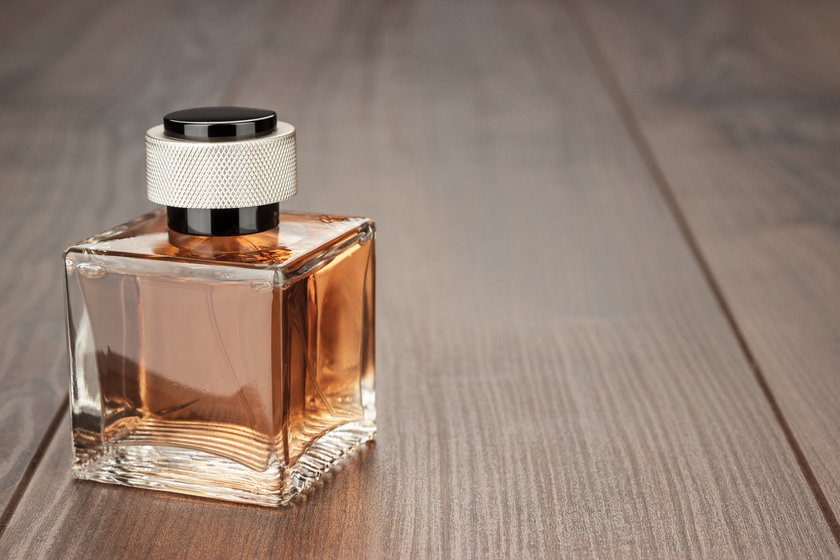 Jak używać perfum, by były trwałe? To ważne nie tylko przed sylwestrową imprezą