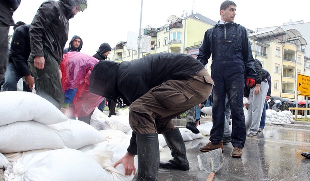 Doboj poplave 2014 Rebrovacki most vrece sa pijeskom Foto D BOZIC preview
