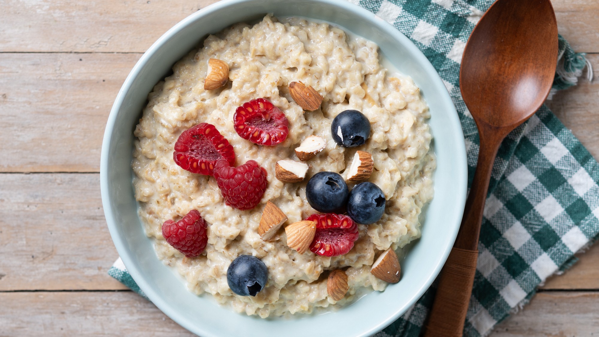 Špaldové vločky sú bohaté na vlákninu, dôležité vitamíny a minerály.