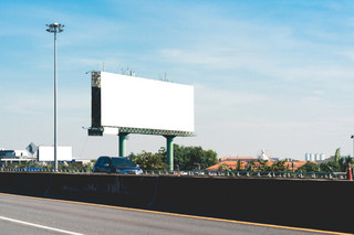 Miasta nie radzą sobie z zalewem krzykliwych billboardów. Ponad połowa z nich wisi bezprawnie