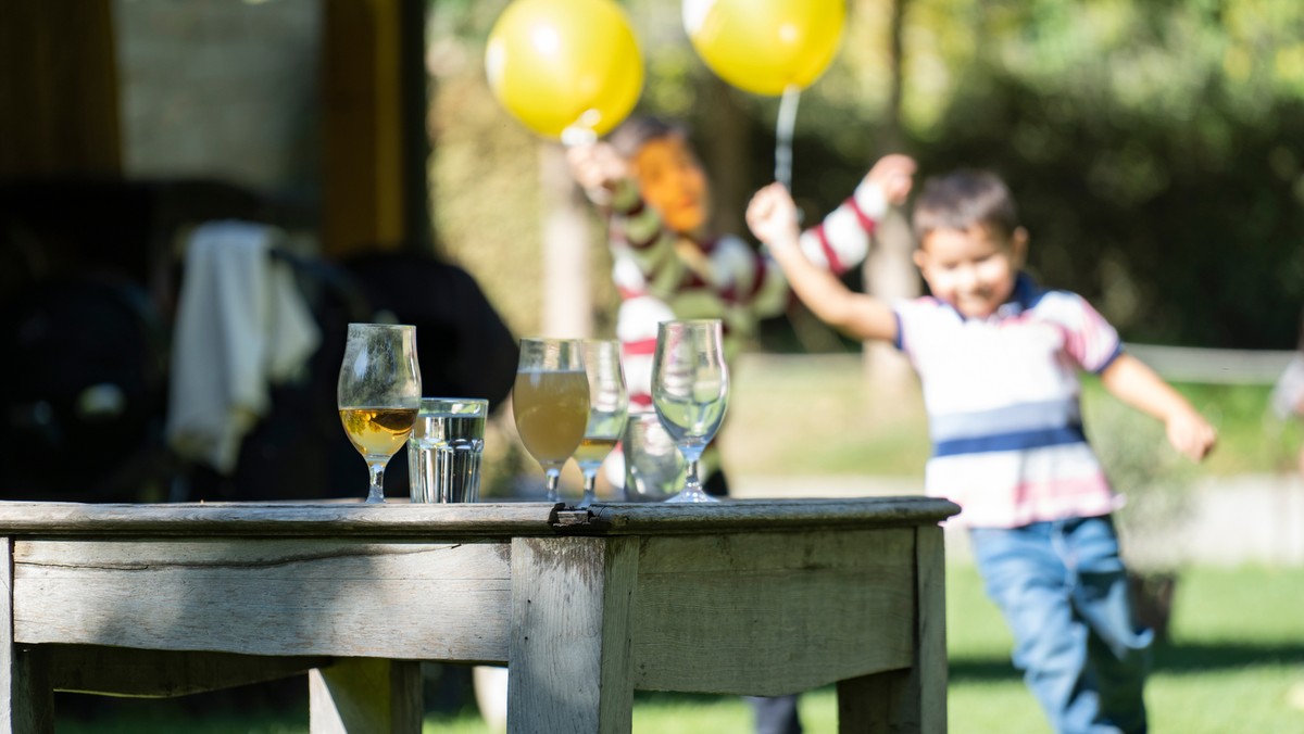 Alkohol przy dzieciach. Rodzice mają jedną zasadę