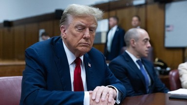 "Opadła mu głowa". Donald Trump zasnął na własnym procesie