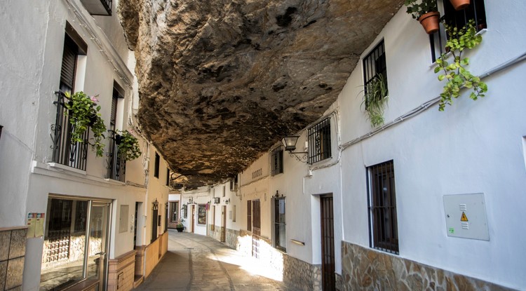 Setenil de Las Bodegas városát tulajdonképpen egy sziklafalba vájták bele