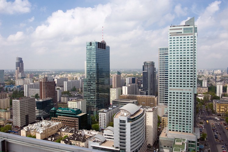 <b>4. Warszawa</b>
<br></br>
Czas stracony w korkach: 20 minut/dziennie
<br></br>
Roczny koszt kierowcy stania w korkach: ok. 3,5 tys. zł (dziennie 13,30 zł)
<br></br>
Relatywny koszt korków dla kierowcy: 70 proc. średniego miesięcznego wynagrodzenia w 2013 r.