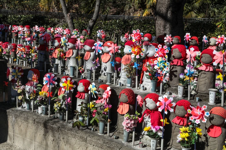 Статуї одягнені в спеціальний одяг
