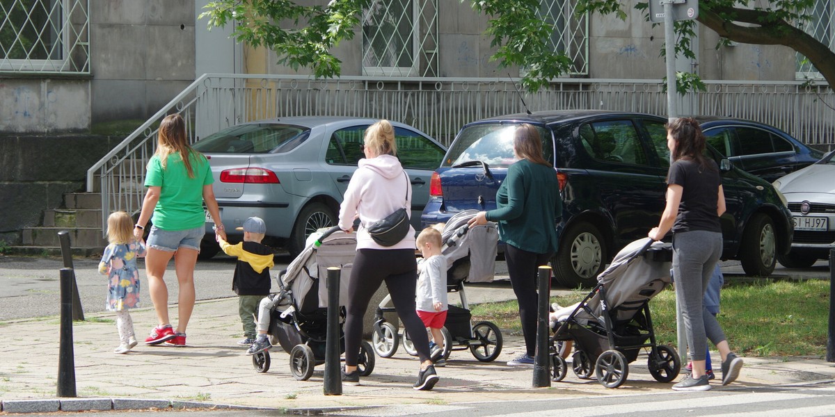 Program "Mama 4 plus" to rodzicielskie świadczenie uzupełniające przysługujące w wysokości minimalnej emerytury. 