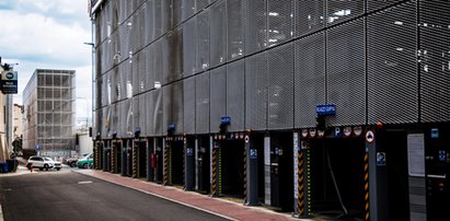 Parking automat stoi pusty.  Postój za godzinę tylko dla bogatych