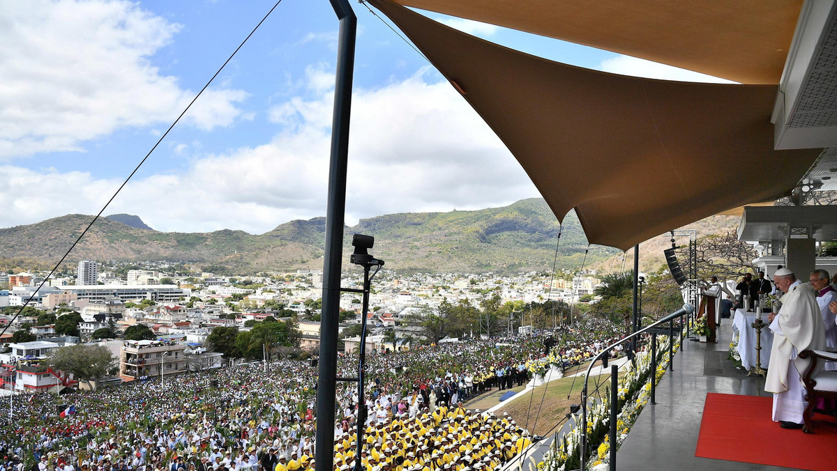 Około 100 tysięcy osób uczestniczyło w mszy świętej, jaką odprawił papież Franciszek w poniedziałek na Mauritiusie. Msza odbyła się przy pomniku Matki Bożej Królowej Pokoju. W tym samym miejscu w 1989 roku mszę odprawił św. Jan Paweł II.
