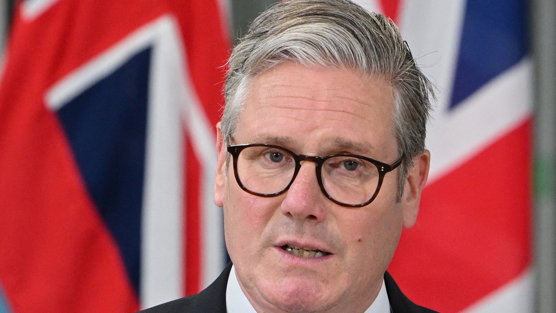 Britský premiér Keir Starmer počas tlačovej konferencie po dohode o Čagoských ostrovoch na vojenskom veliteľstve v Londýne, Thomas Krych/REUTERS