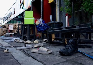 U paničnom begu, mnogi su ostali bez obuće - srceparajući prizor ispred popularnog ugostiteljskog objekta u Bangkoku | Foto: BBC/Lulu Luo