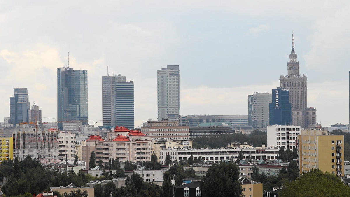 Wrocław ma tajemnicze tunele pod miastem. W hotelach Las Vegas goście mogą odkryć nieboszczyka w pokoju hotelowym. A każdy bar chiński czy restauracja azjatycka skojarzyć się może z pogłoskami o psim lub kocim mięsie. Również o polskiej stolicy krążą legendy i mity związane z bardziej lub mniej rozpoznawalnymi miejscami stolicy.