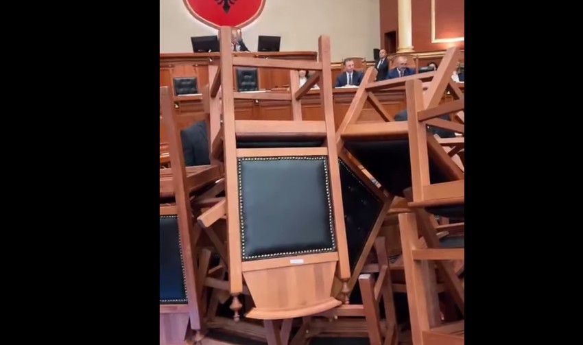 Napravili barikadu od stolica