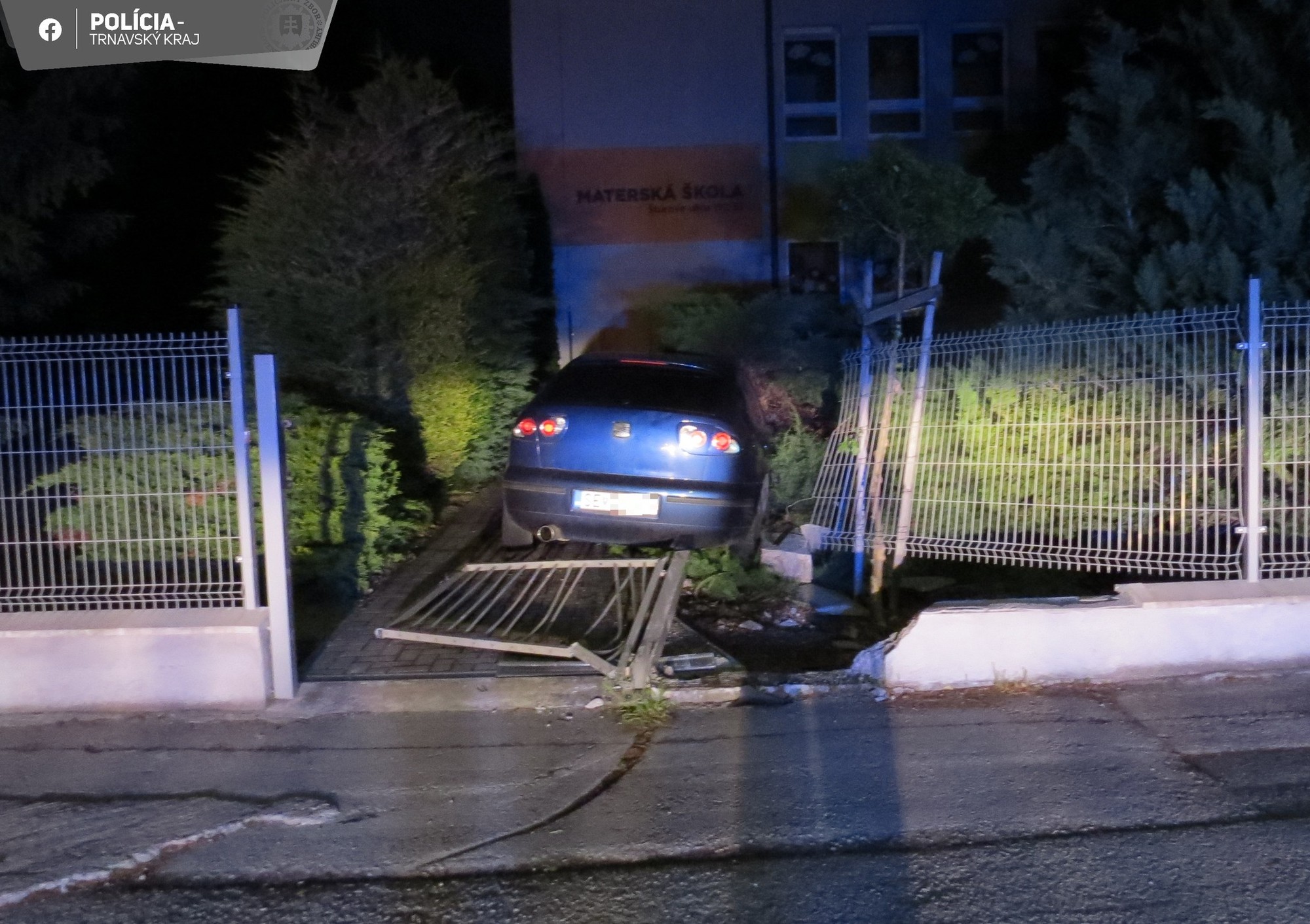 Opitý vodič narazil do bránky a betónového múrika materskej školy v obci Trebatice v okrese Piešťany.