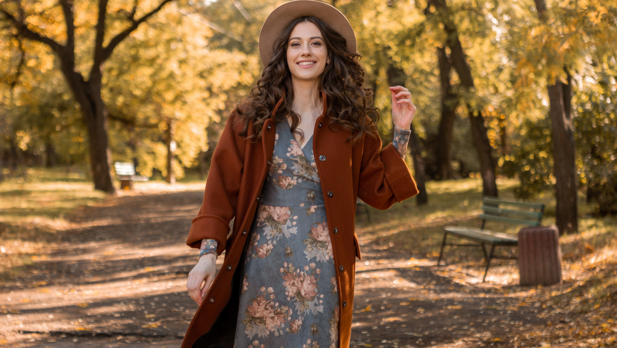 Pięć modeli sukienek na jesień, idealnych dla dojrzałych kobiet