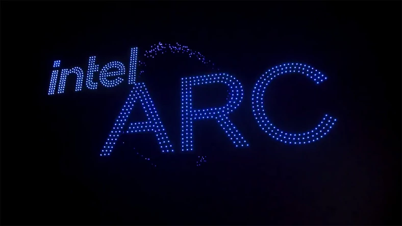 Logo Intel Arc wyświetlone na niebie przy pomocy dronów