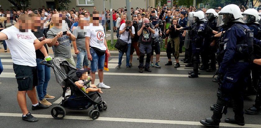 Małym dzieckiem blokował Marsz Równości. Jest finał sprawy