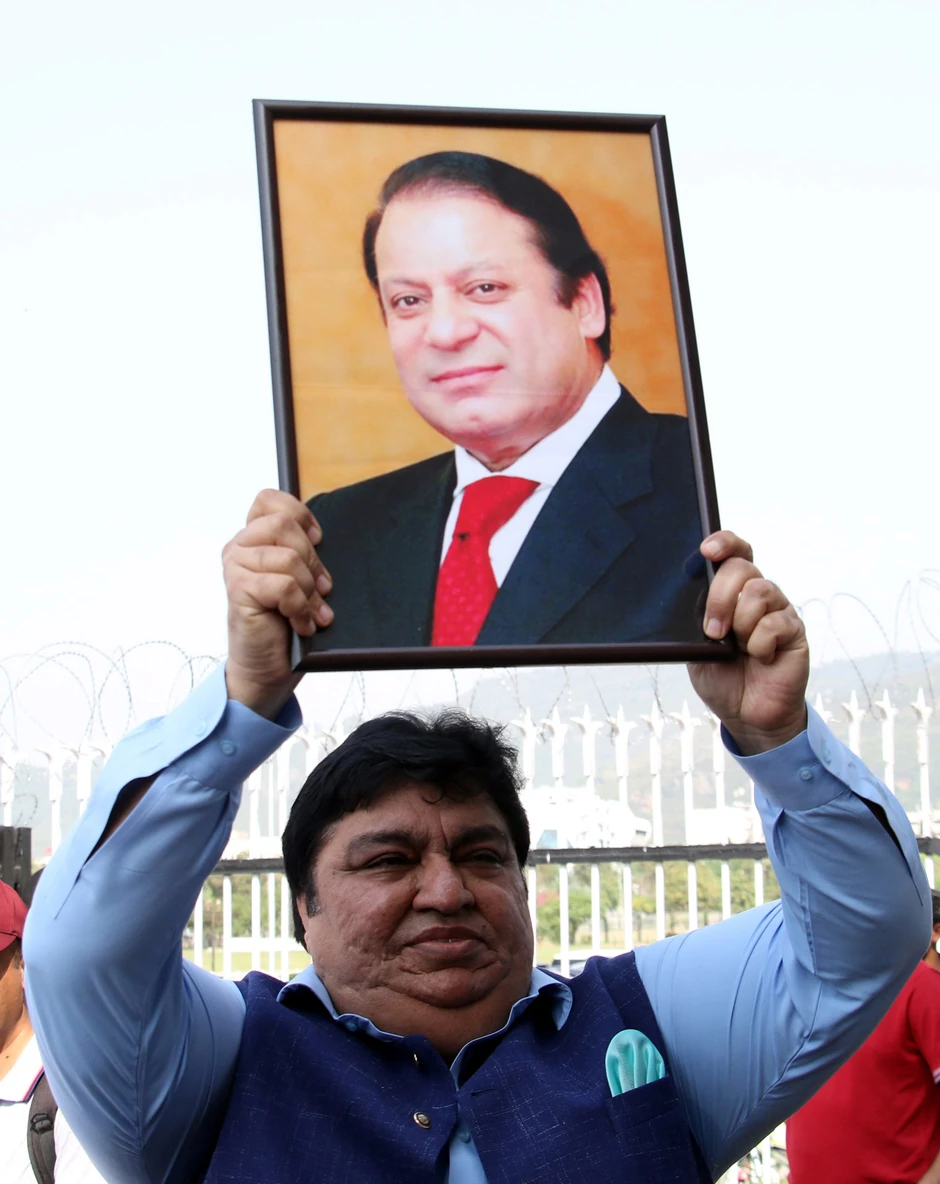 Advokat opozicione Lige Navaz sa portretom Navaza Šarifa