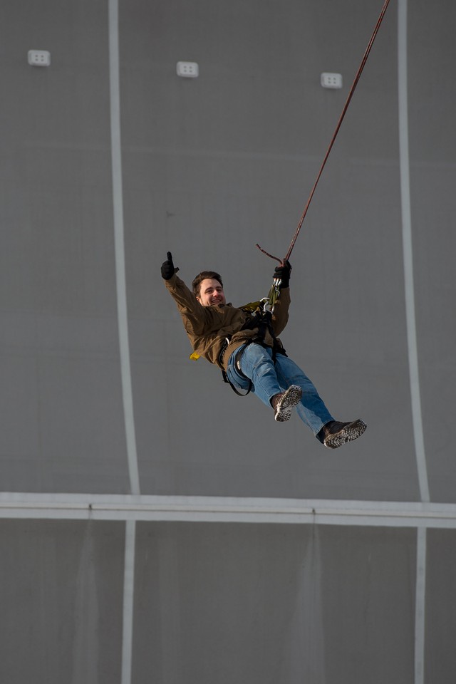 Skoki na linie z dachu stadionu