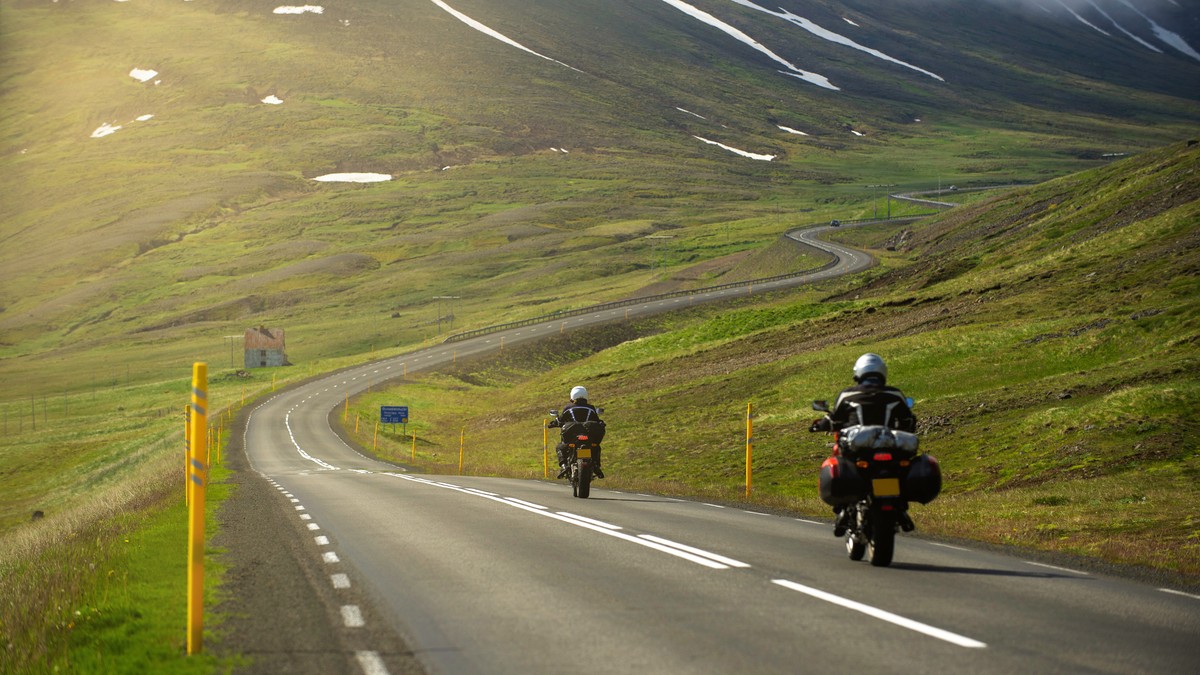 NA MOTOR NE SEDAJTE BEZ OVOGA! Sezona dvotočkaša je počela, a evo koja oprema vam može SPASITI ŽIVOT i šta nikako ne smete zaboraviti