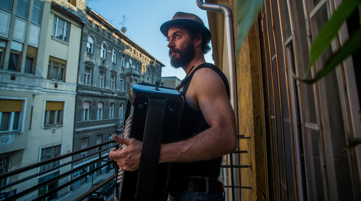 Tangóharmonikán játszik egy zenész fővárosi lakása erkélyén. Minden nap 17 órakor minikoncertet ad, amit felesége közvetít az interneten. / Fotó : MTI/Balogh Zoltán