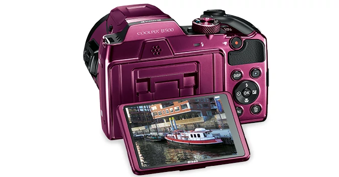 Nikon Coolpix B500 ma rozkładany monitor - to praktyczne przy fotografowaniu znad głowy.